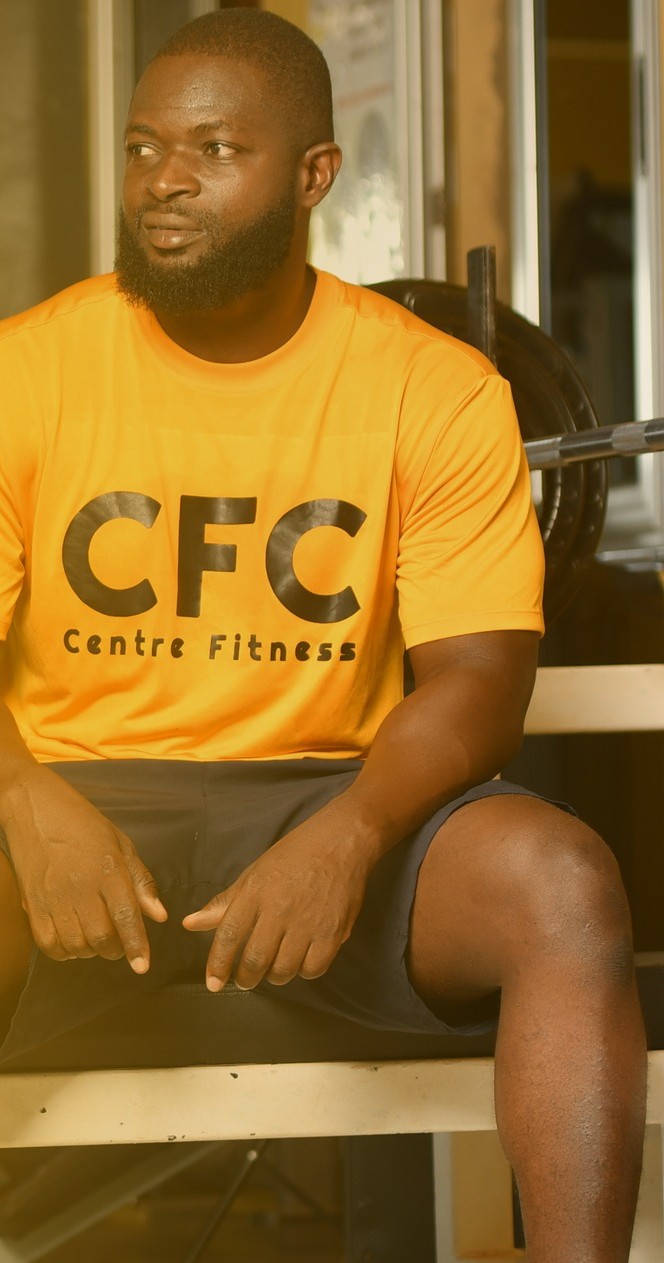 Mohamed Cissé, fondateur du Centre Fitness chez Cissé, en maillot officiel CFC