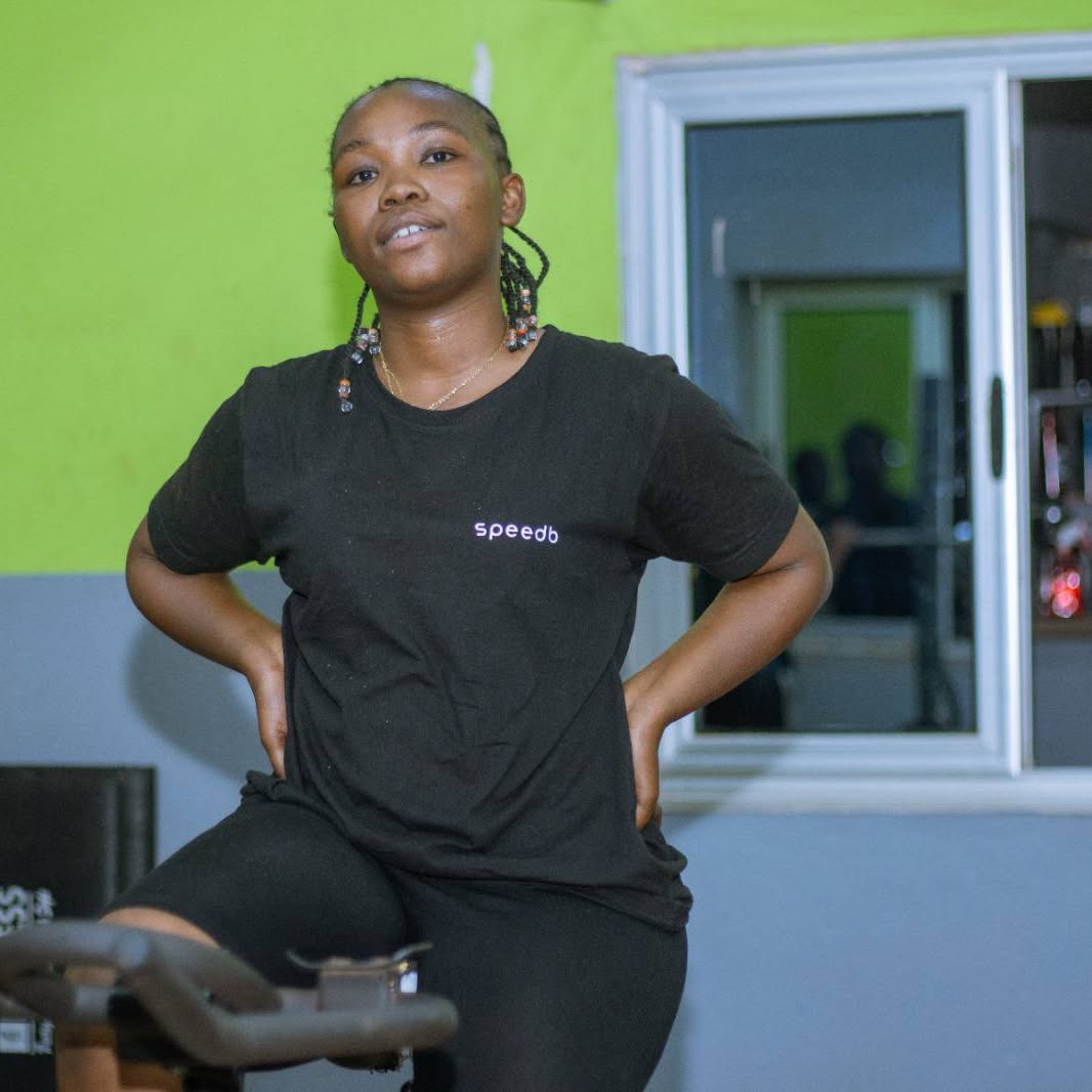 Séance d'entraînement au Centre Fitness chez Cissé, Cissin