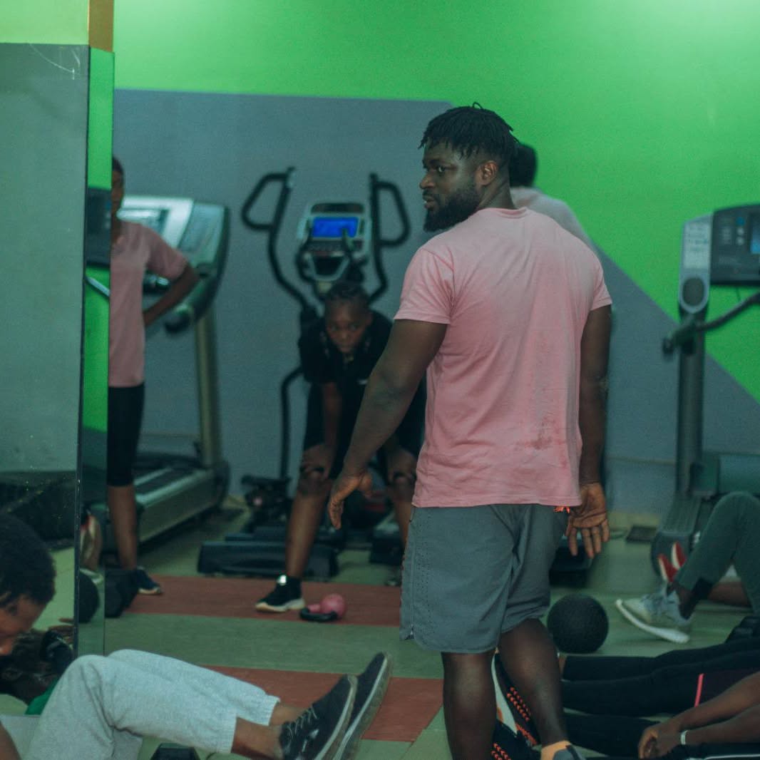 Séance d'entraînement au Centre Fitness chez Cissé, Cissin