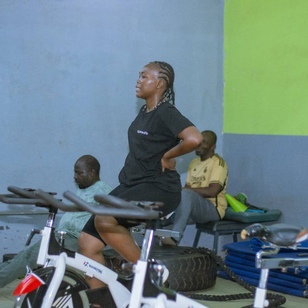 Séance d'entraînement au Centre Fitness chez Cissé, Cissin