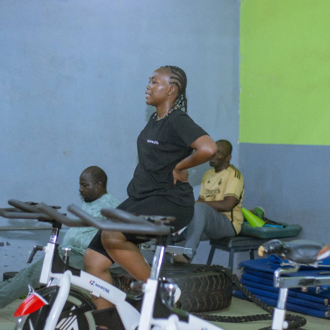 Séance d'entraînement au Centre Fitness chez Cissé, Cissin