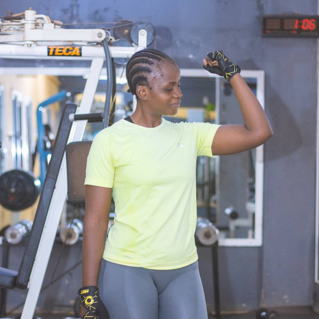 Séance d'entraînement au Centre Fitness chez Cissé, Cissin