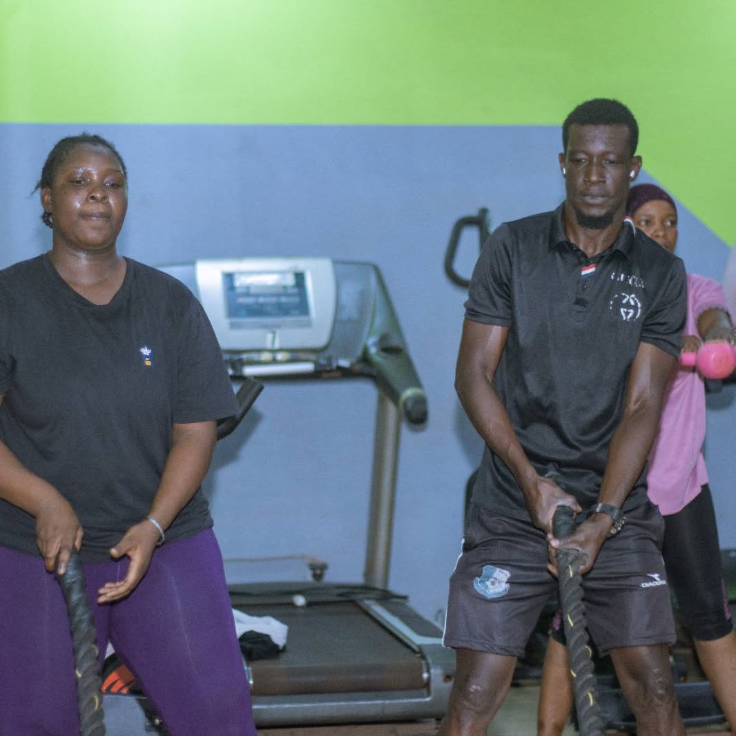 Séance d'entraînement au Centre Fitness chez Cissé, Cissin