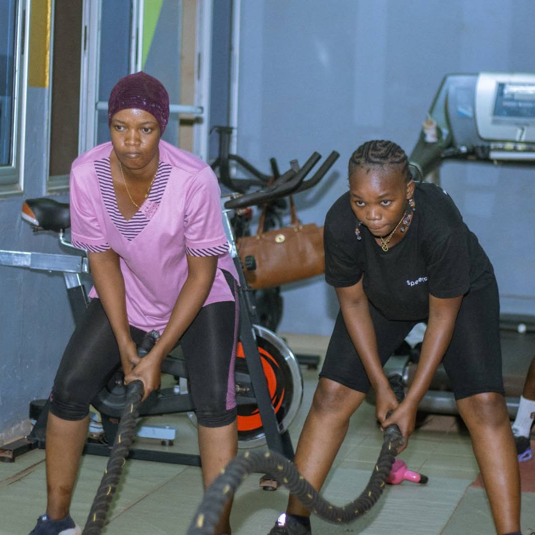Séance d'entraînement au Centre Fitness chez Cissé, Cissin