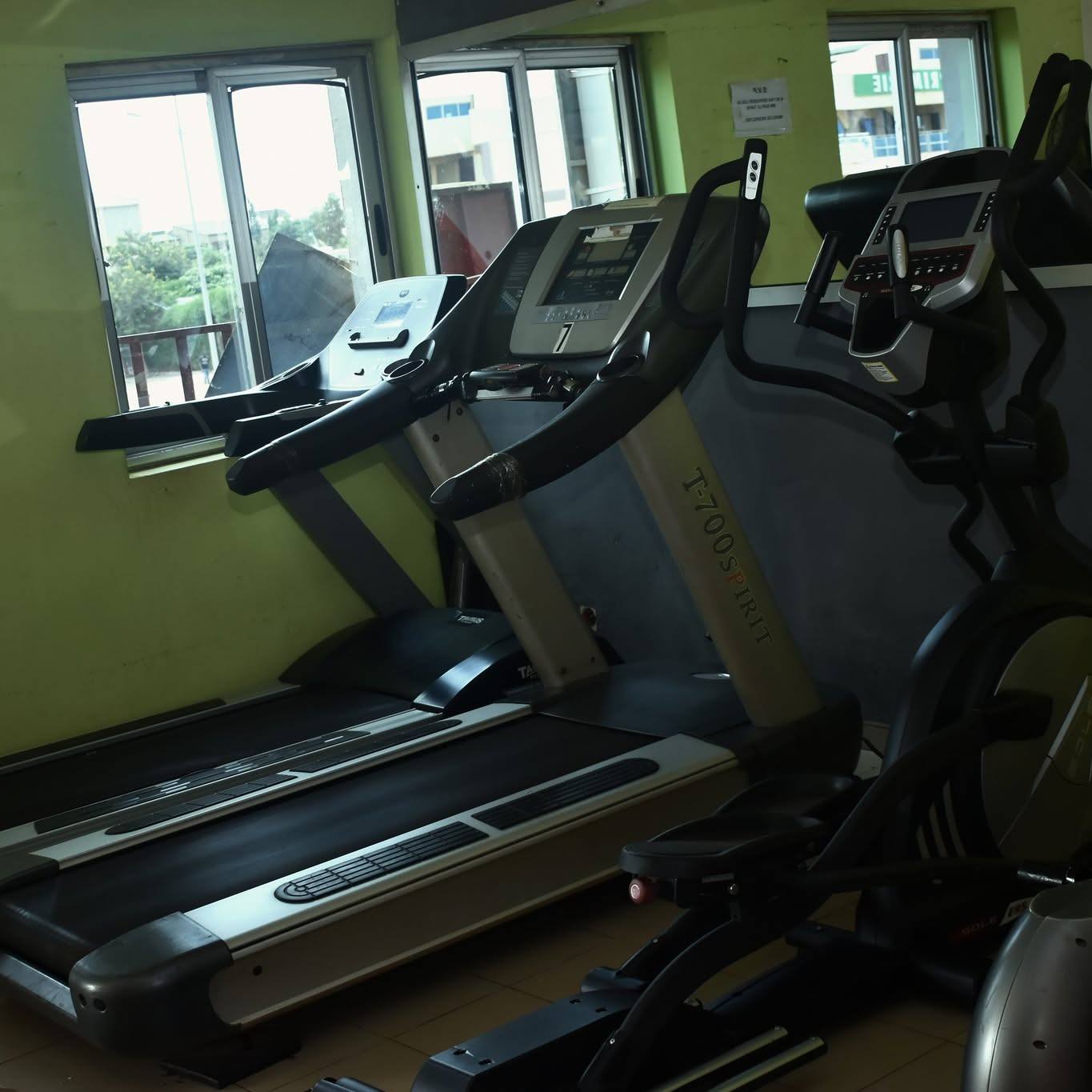 Tapis de course et vélos elliptiques du plateau, vue d'ensemble