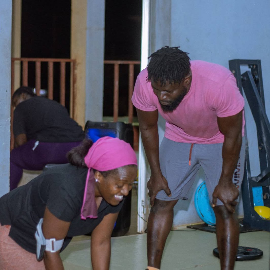 Séance d'entraînement au Centre Fitness chez Cissé, Cissin