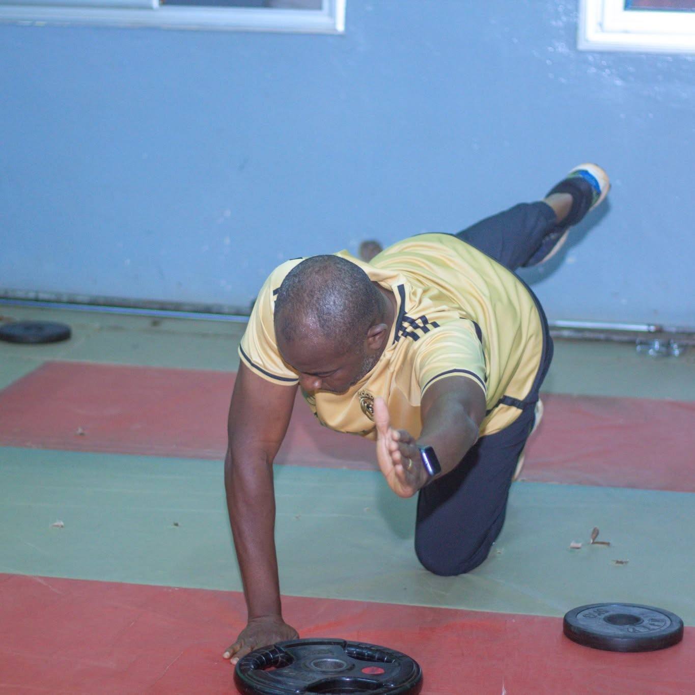 Séance d'entraînement au Centre Fitness chez Cissé, Cissin