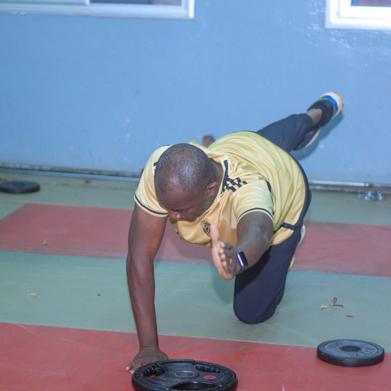 Séance d'entraînement au Centre Fitness chez Cissé, Cissin