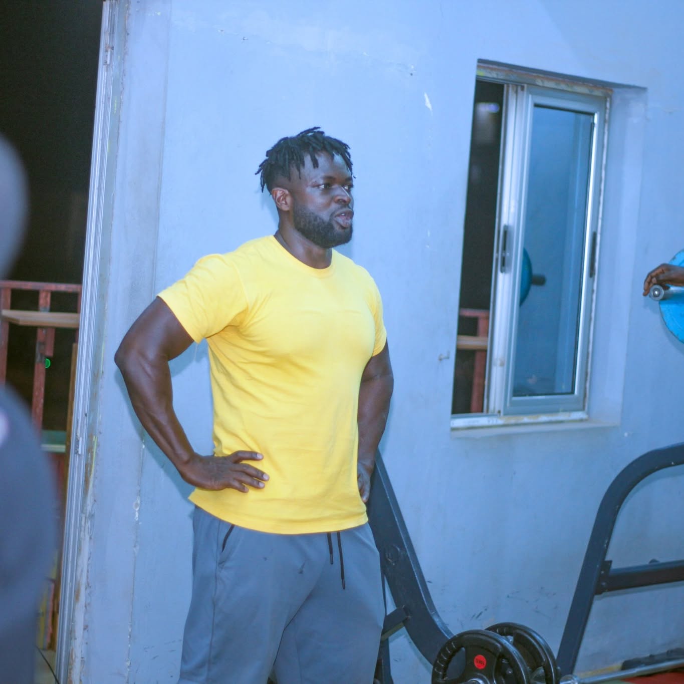 Séance d'entraînement au Centre Fitness chez Cissé, Cissin