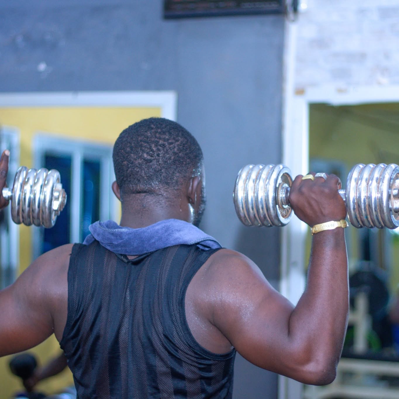 Séance d'entraînement au Centre Fitness chez Cissé, Cissin