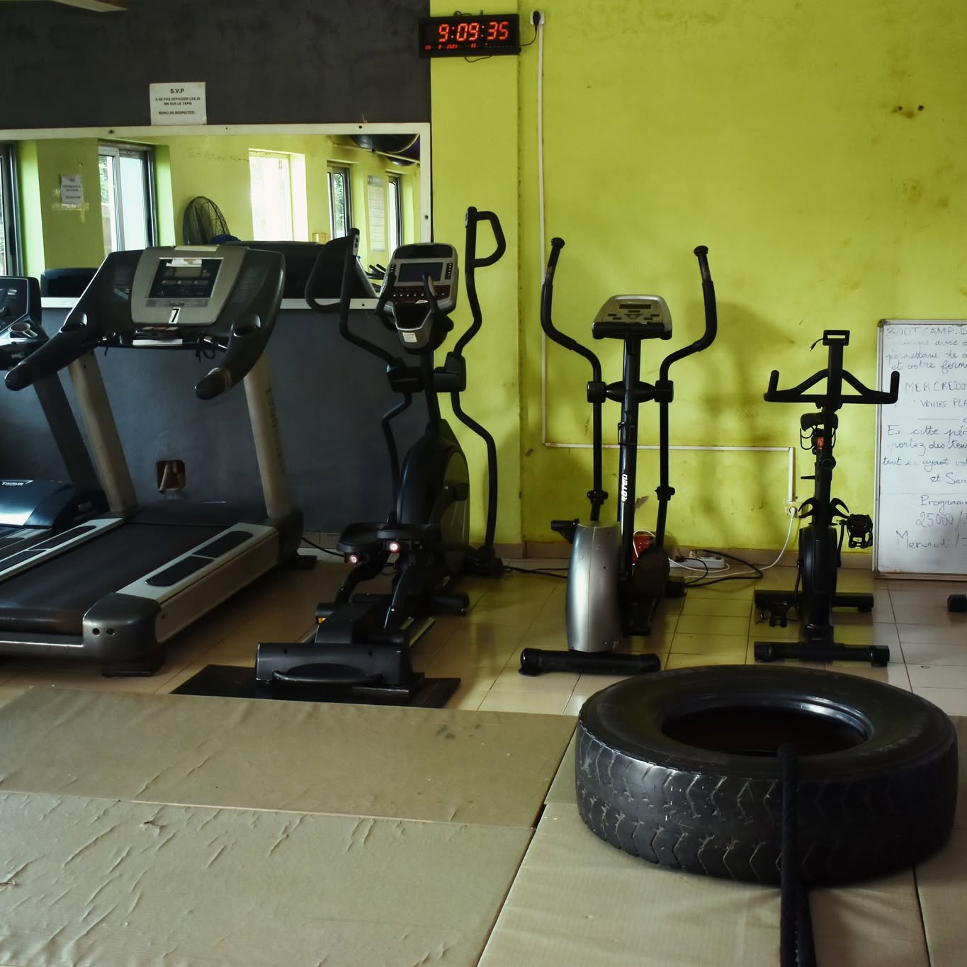 Allée de machines de musculation, plateau principal