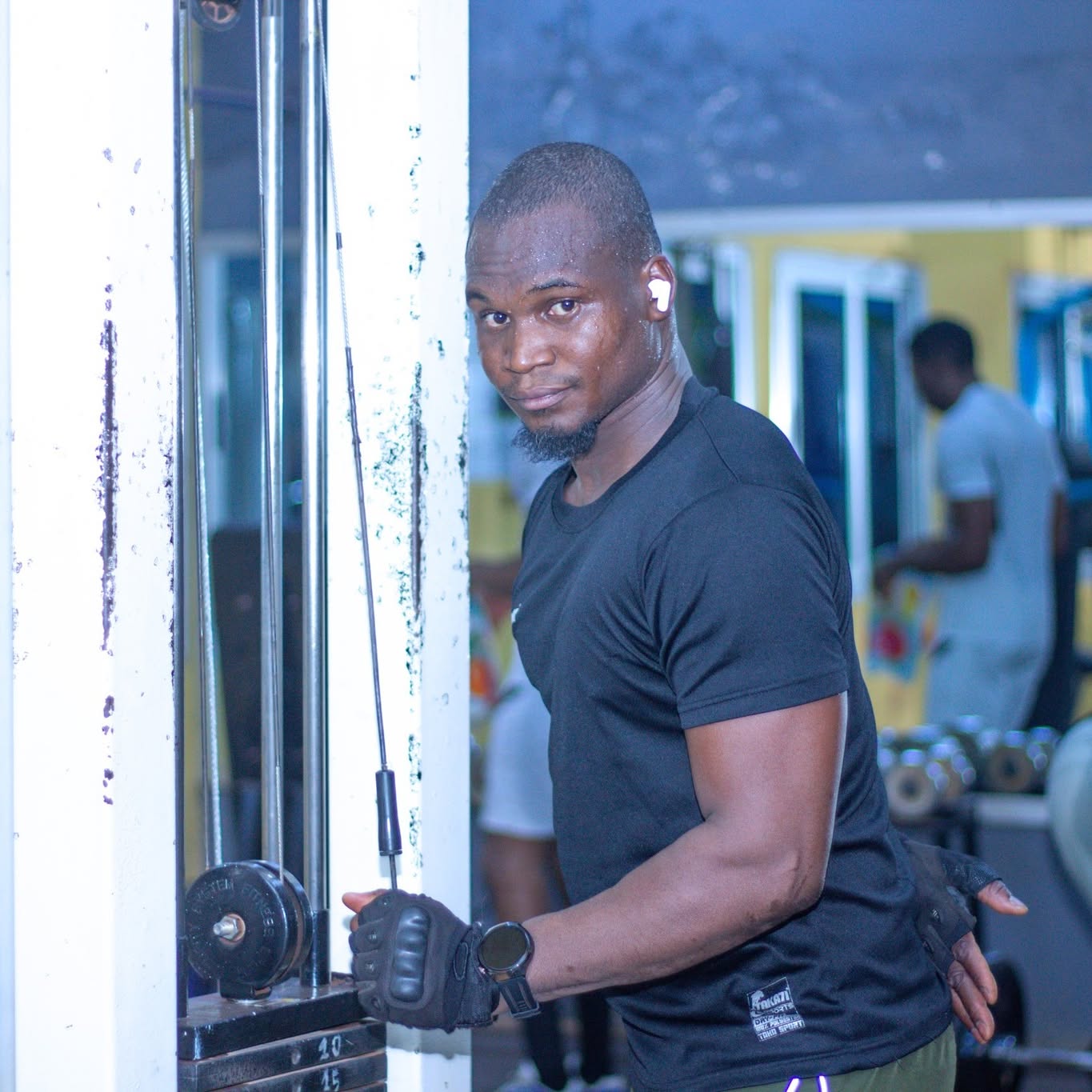 Séance d'entraînement au Centre Fitness chez Cissé, Cissin