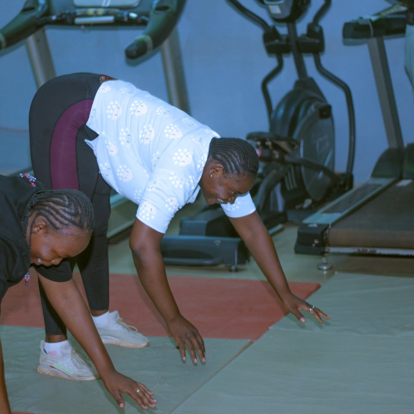 Séance d'entraînement au Centre Fitness chez Cissé, Cissin