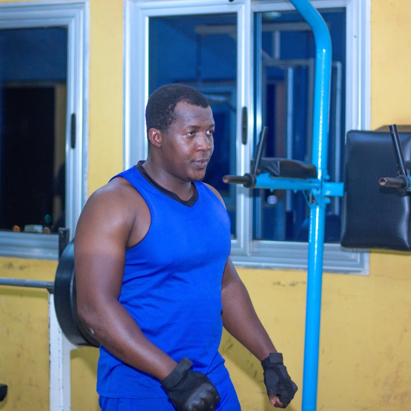 Séance d'entraînement au Centre Fitness chez Cissé, Cissin