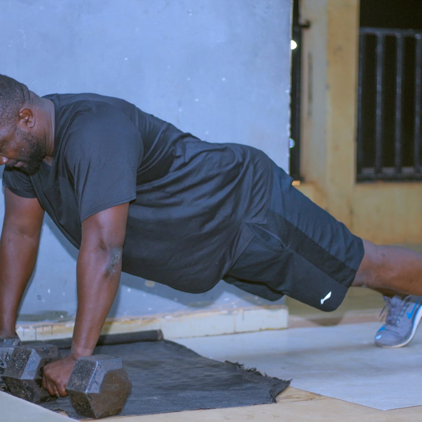 Séance d'entraînement au Centre Fitness chez Cissé, Cissin