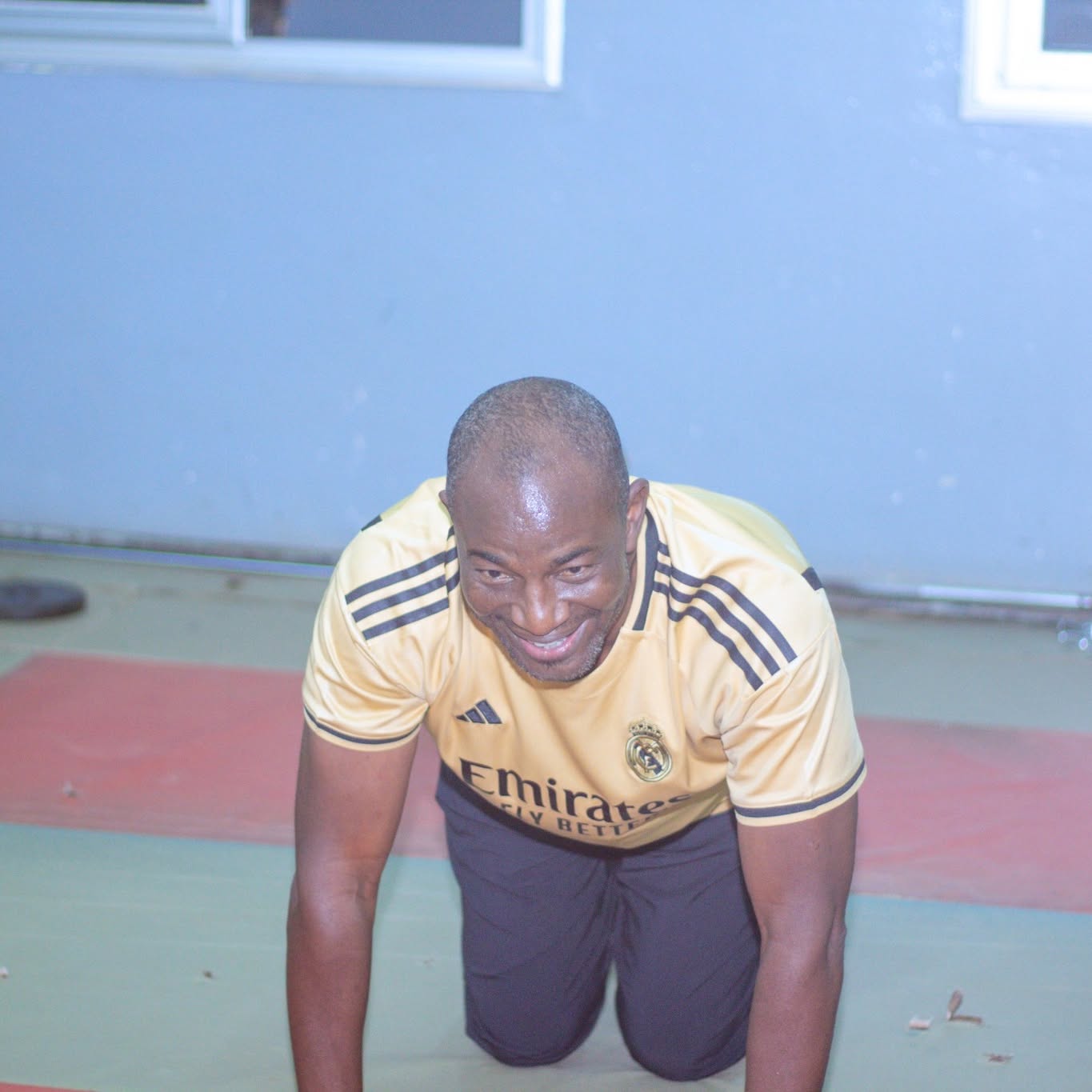 Séance d'entraînement au Centre Fitness chez Cissé, Cissin