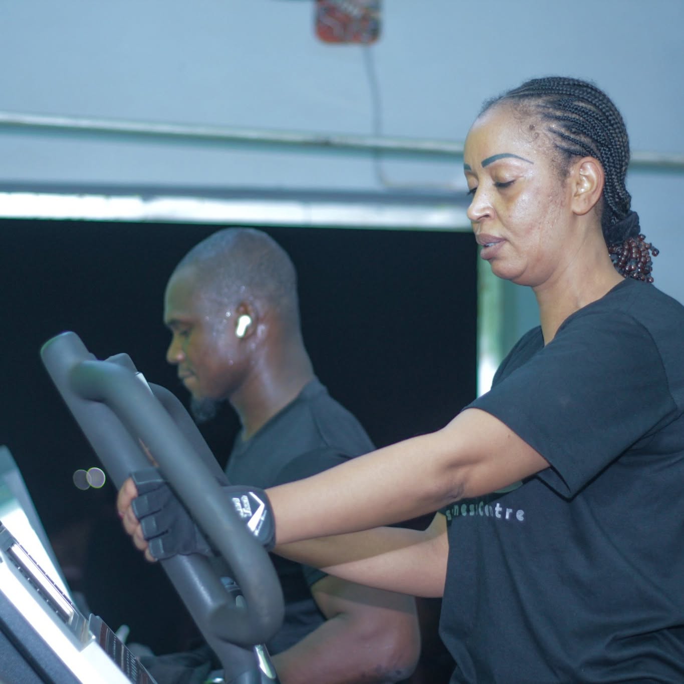 Séance d'entraînement au Centre Fitness chez Cissé, Cissin