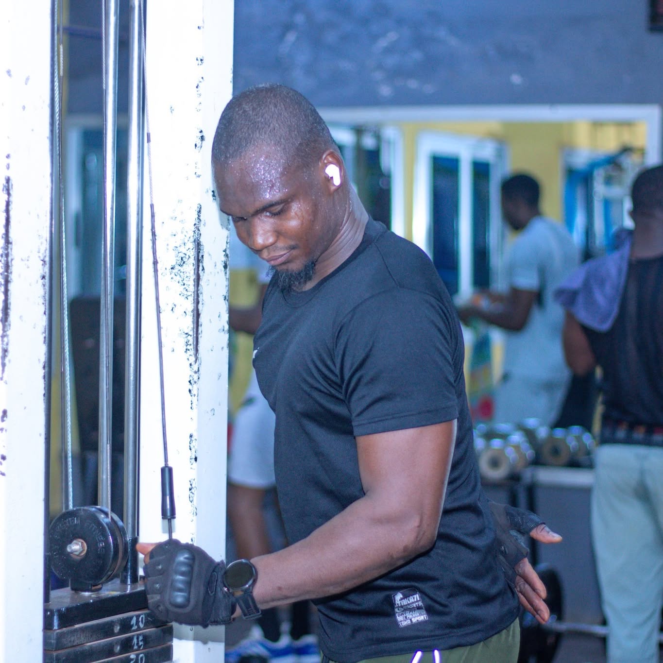 Séance d'entraînement au Centre Fitness chez Cissé, Cissin