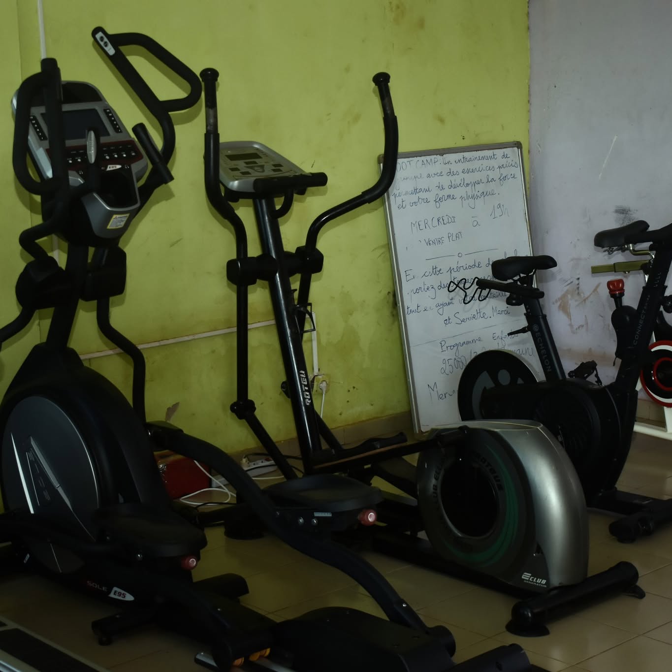 Séance d'entraînement au Centre Fitness chez Cissé, Cissin