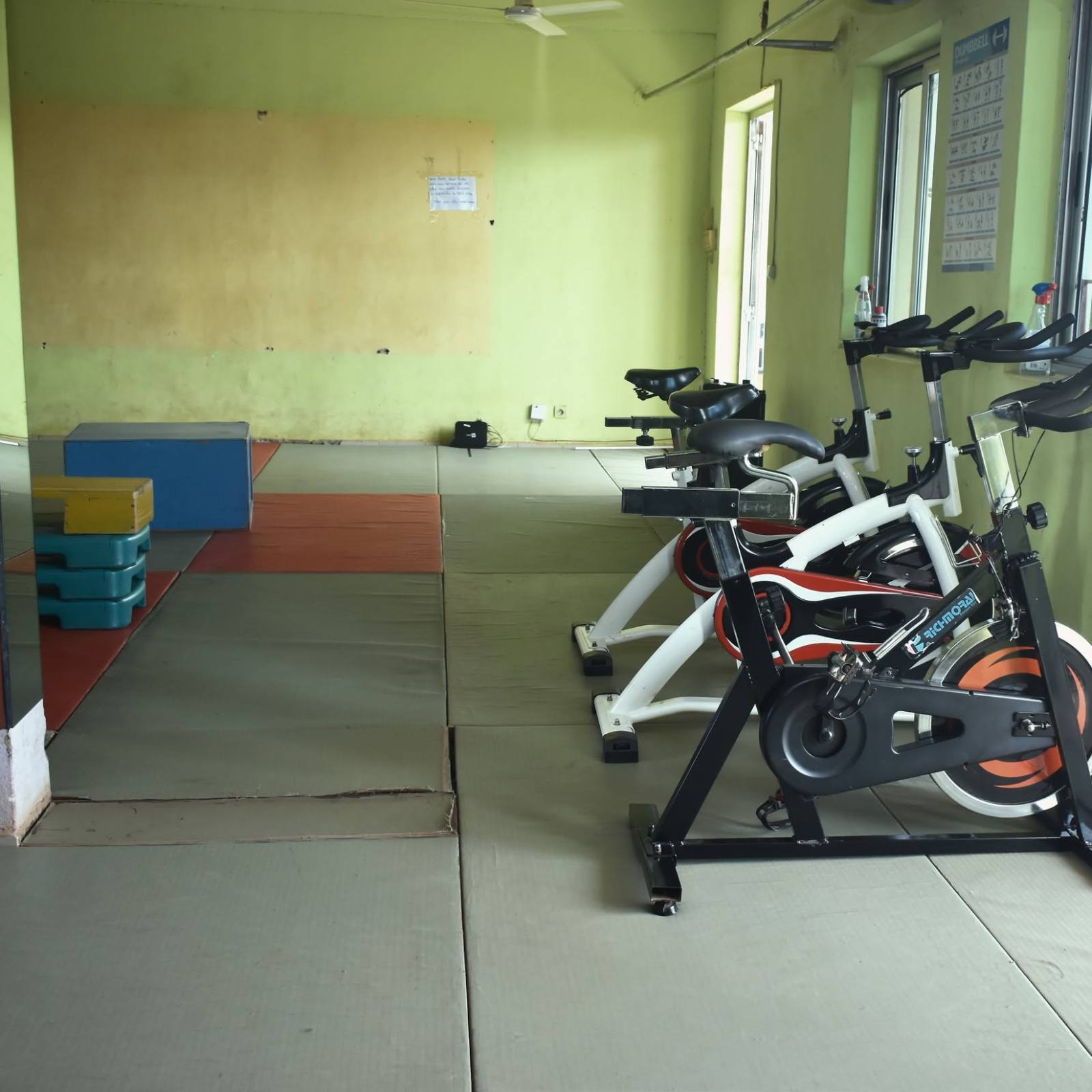 Séance d'entraînement au Centre Fitness chez Cissé, Cissin