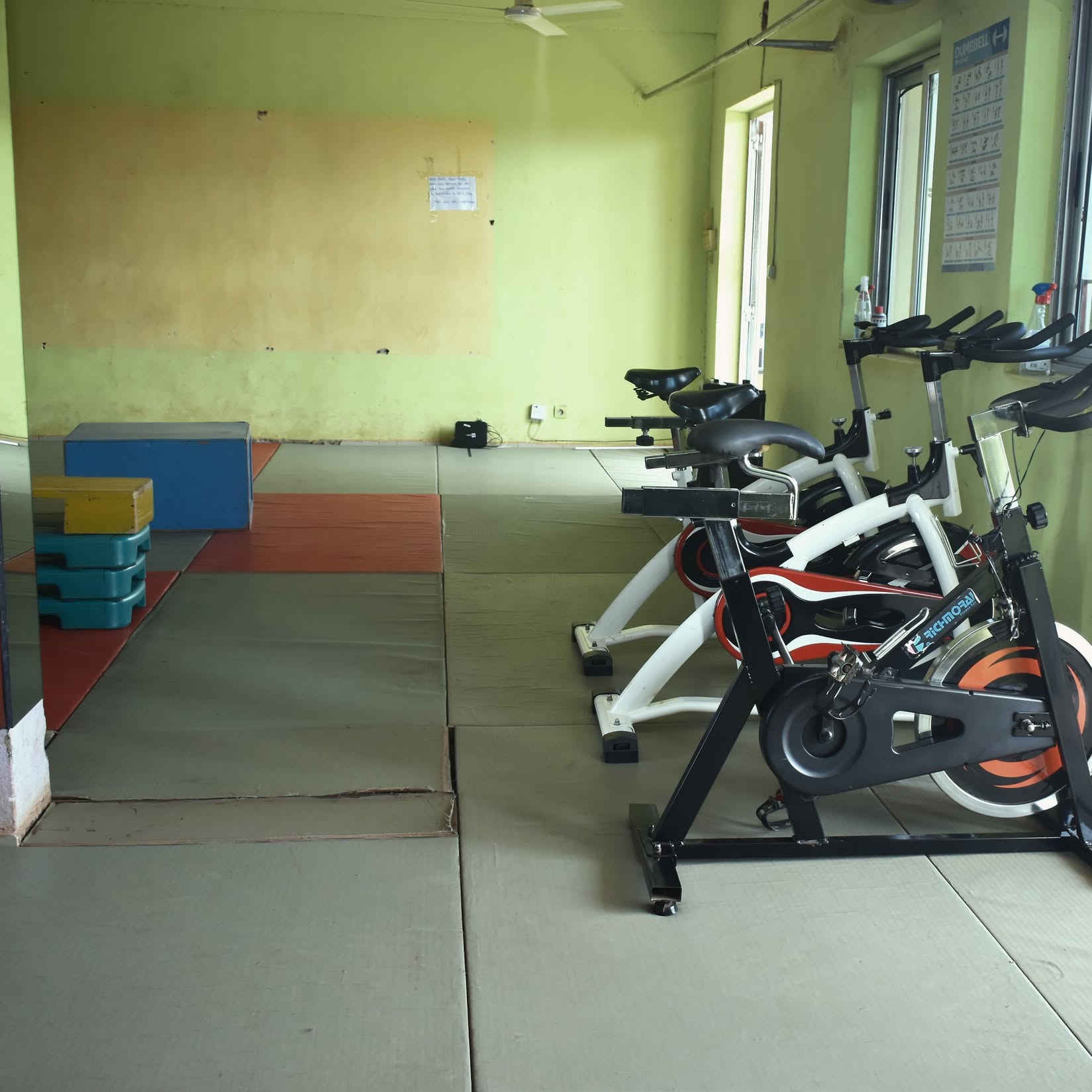 Séance d'entraînement au Centre Fitness chez Cissé, Cissin