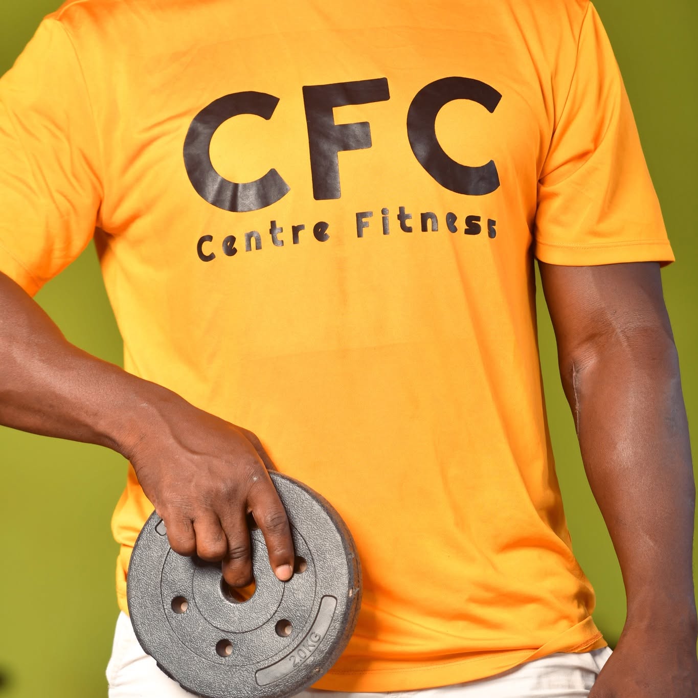 Séance d'entraînement au Centre Fitness chez Cissé, Cissin