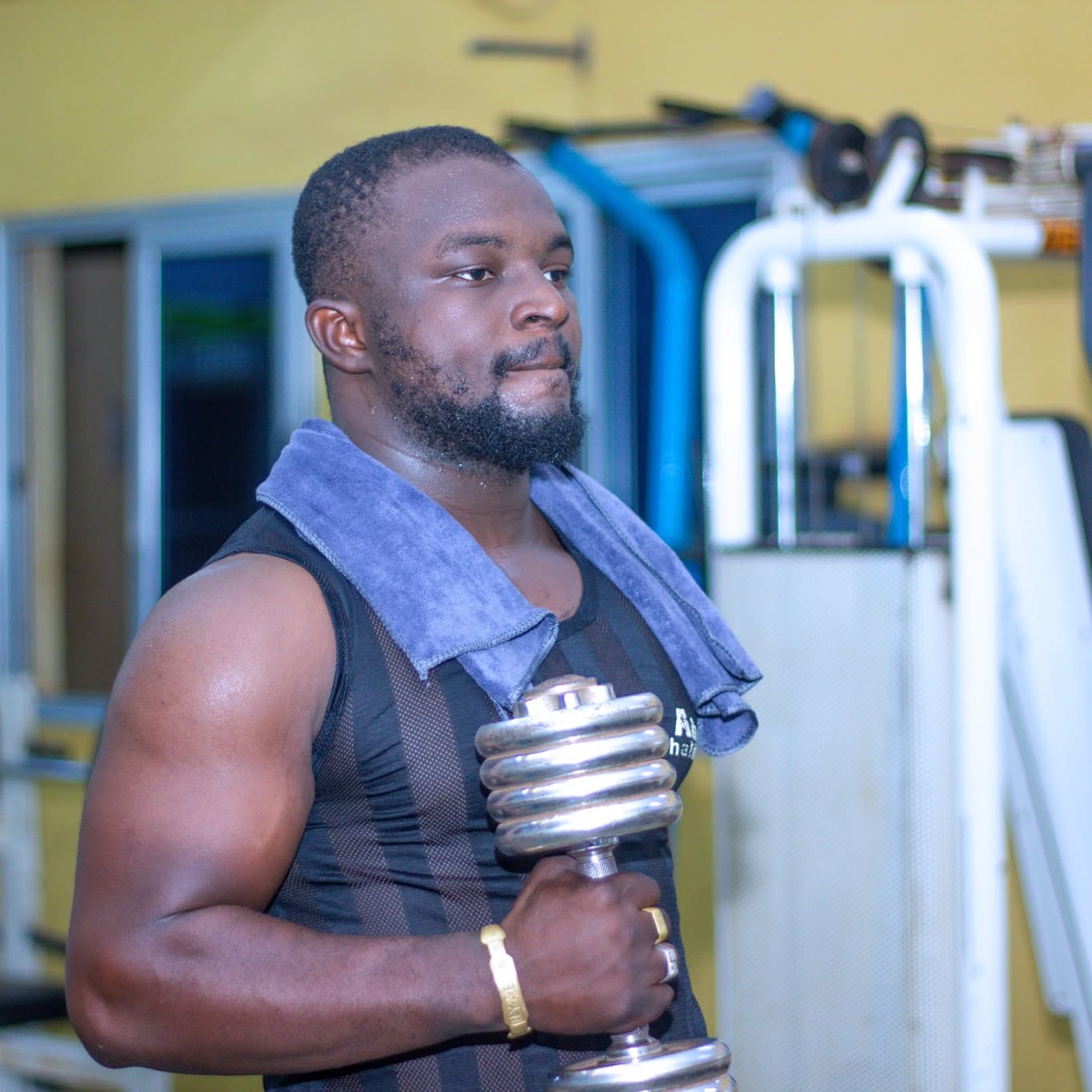 Séance d'entraînement au Centre Fitness chez Cissé, Cissin