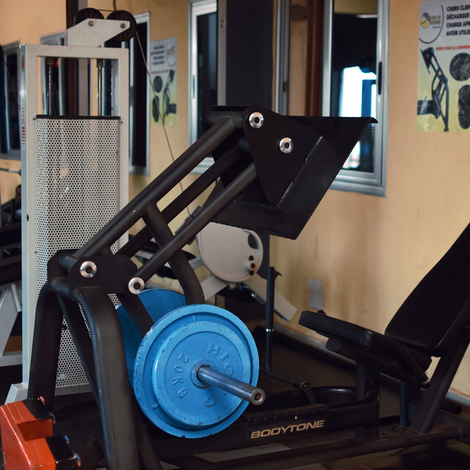 Vue large du plateau de musculation, murs jaunes