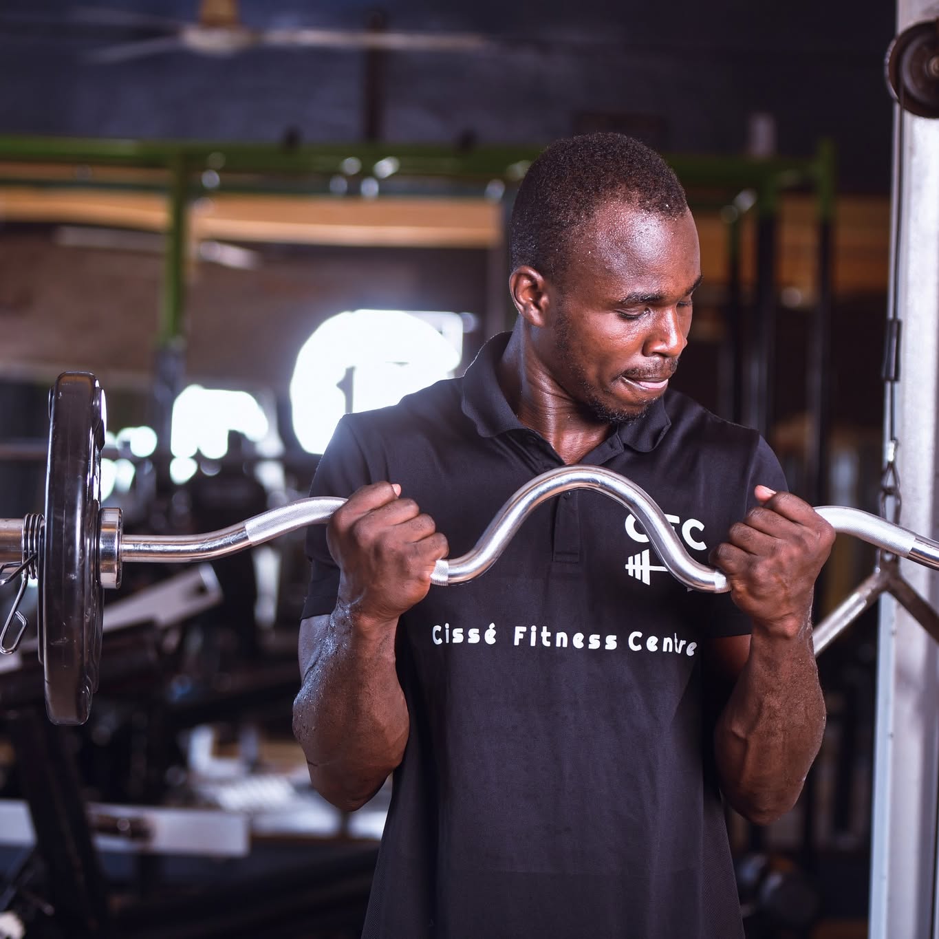 Séance d'entraînement au Centre Fitness chez Cissé, Cissin