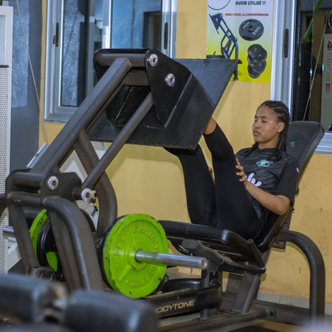 Séance d'entraînement au Centre Fitness chez Cissé, Cissin
