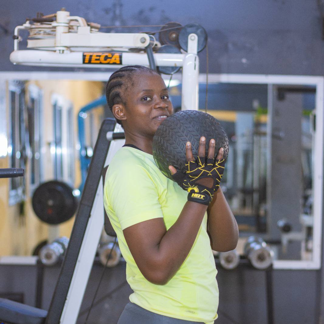 Séance d'entraînement au Centre Fitness chez Cissé, Cissin