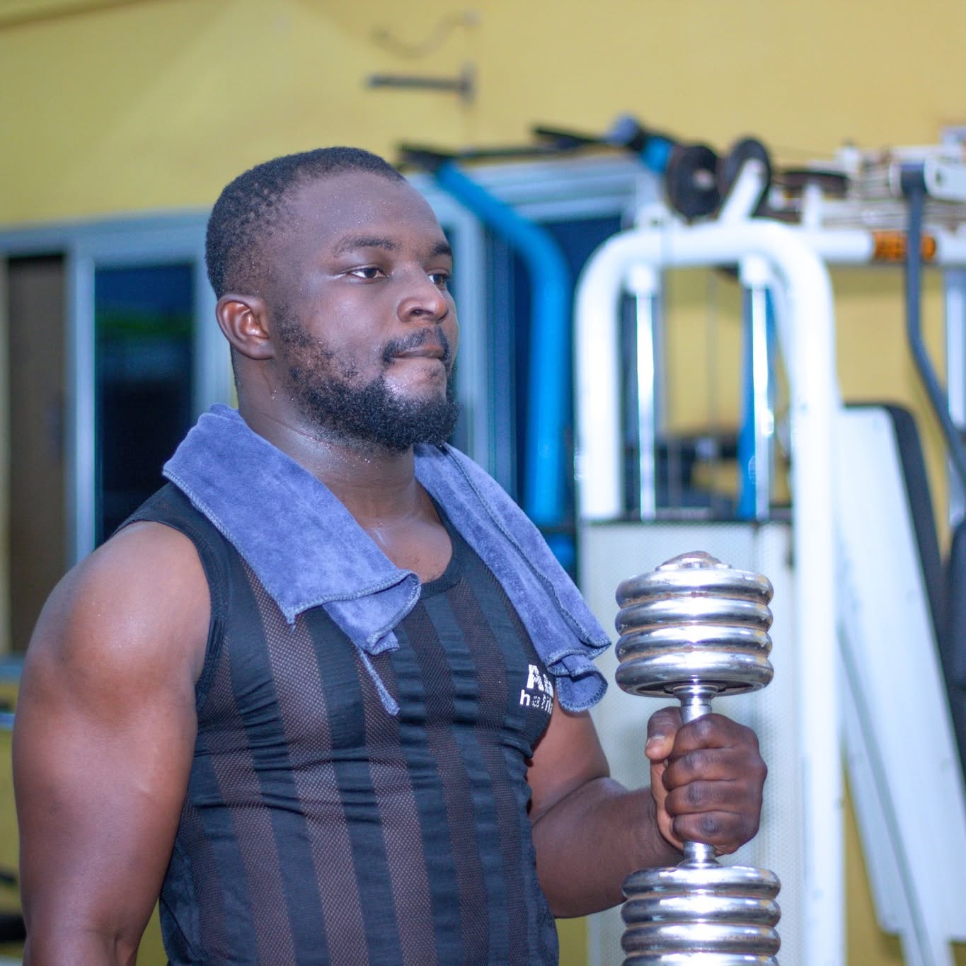 Séance d'entraînement au Centre Fitness chez Cissé, Cissin