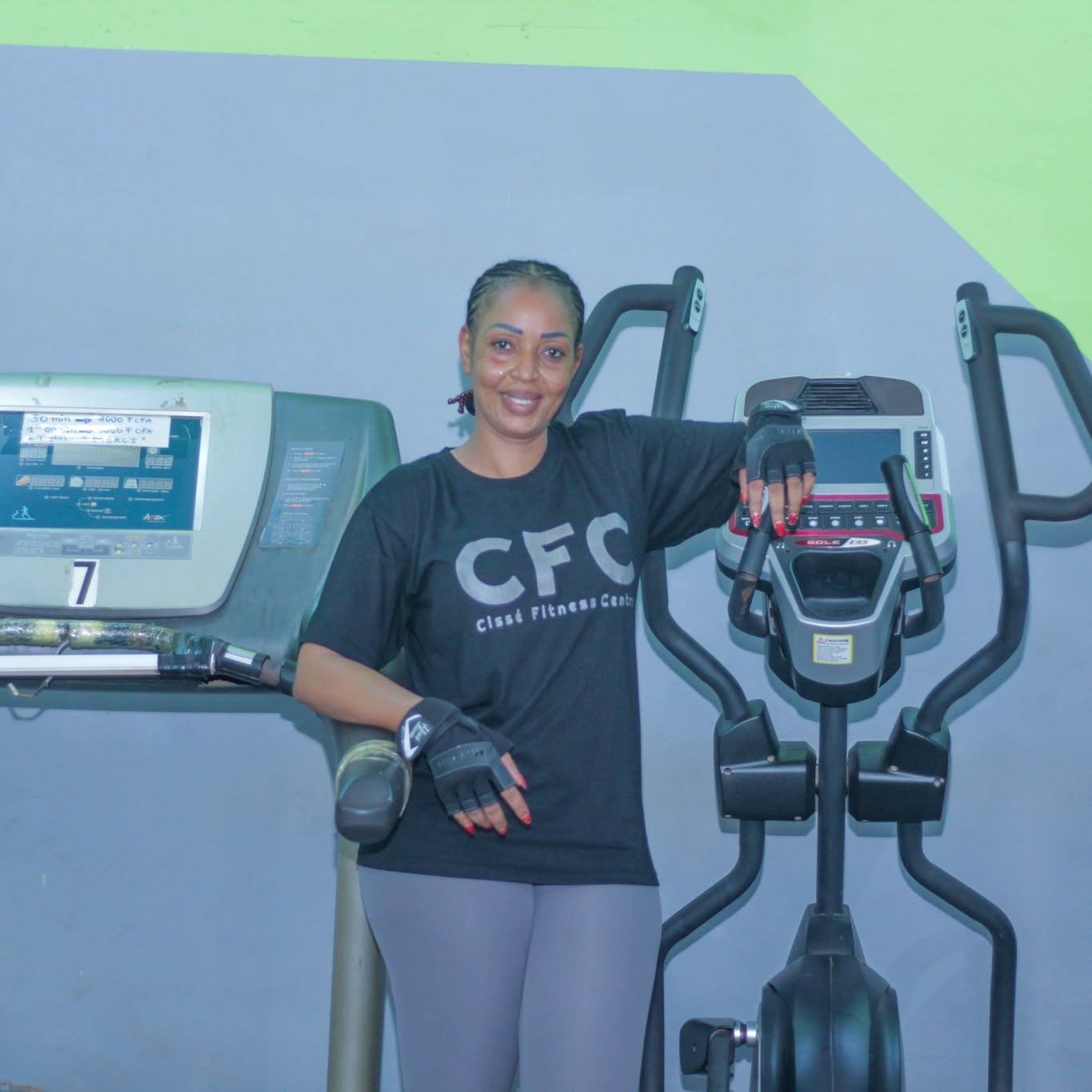 Séance d'entraînement au Centre Fitness chez Cissé, Cissin