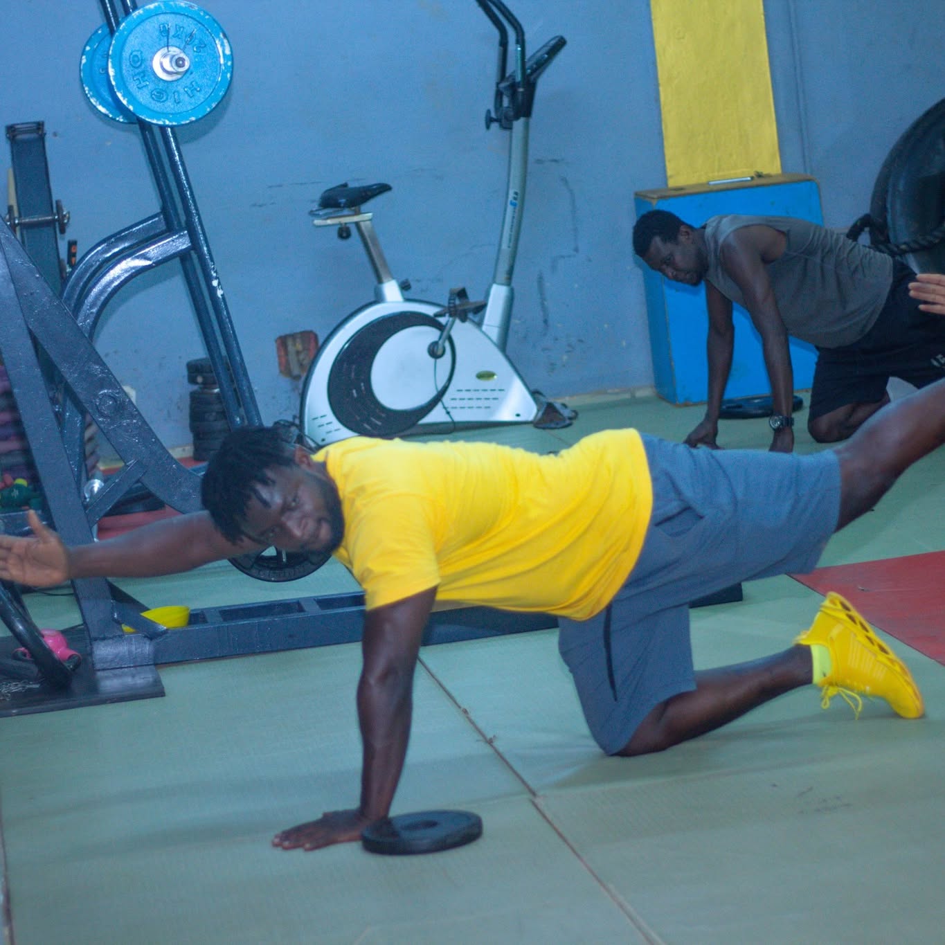 Séance d'entraînement au Centre Fitness chez Cissé, Cissin