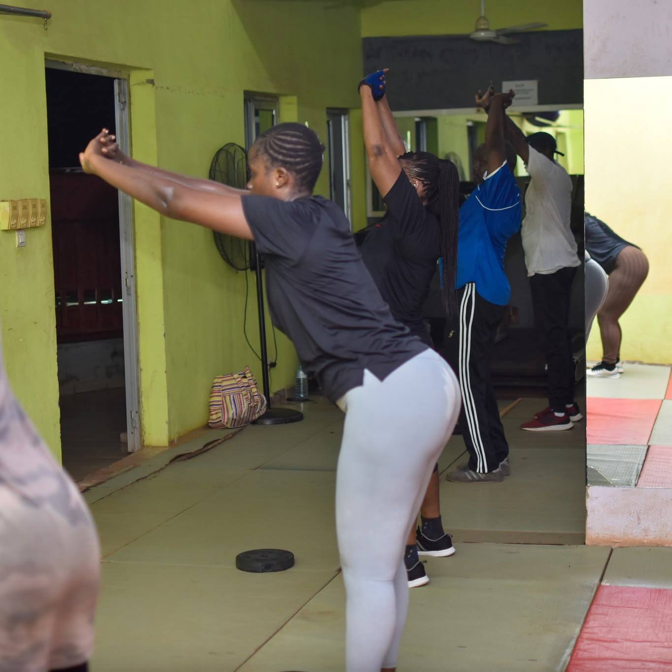 Séance d'entraînement au Centre Fitness chez Cissé, Cissin