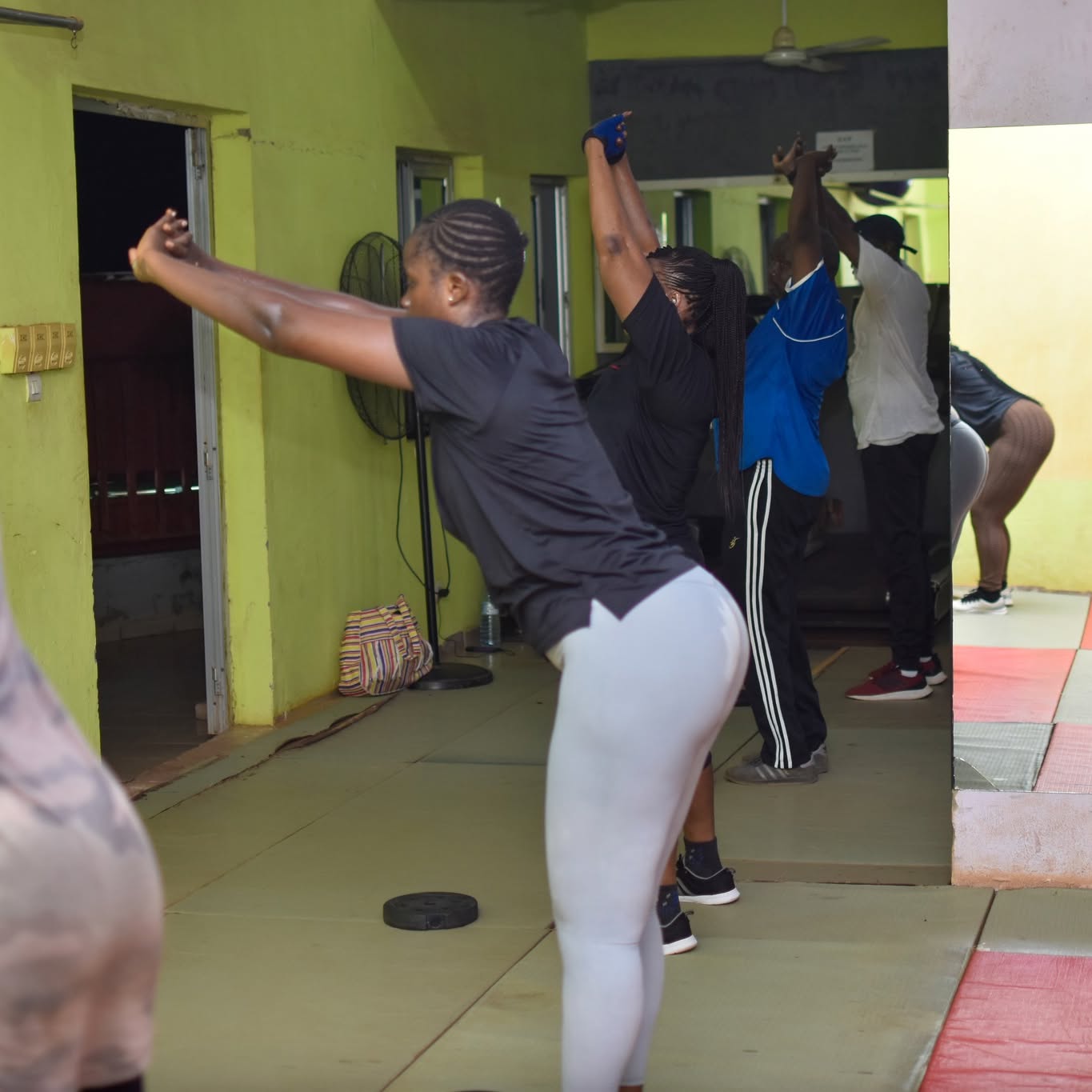 Séance d'entraînement au Centre Fitness chez Cissé, Cissin