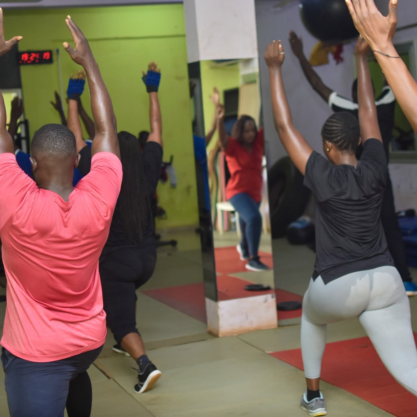 Séance d'entraînement au Centre Fitness chez Cissé, Cissin