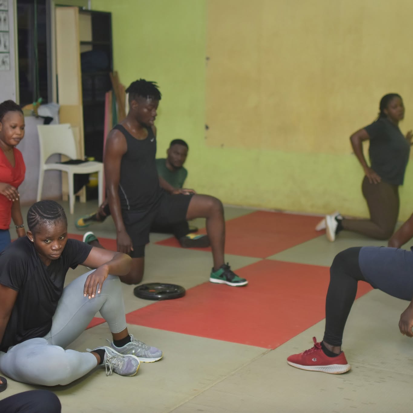 Séance d'entraînement au Centre Fitness chez Cissé, Cissin