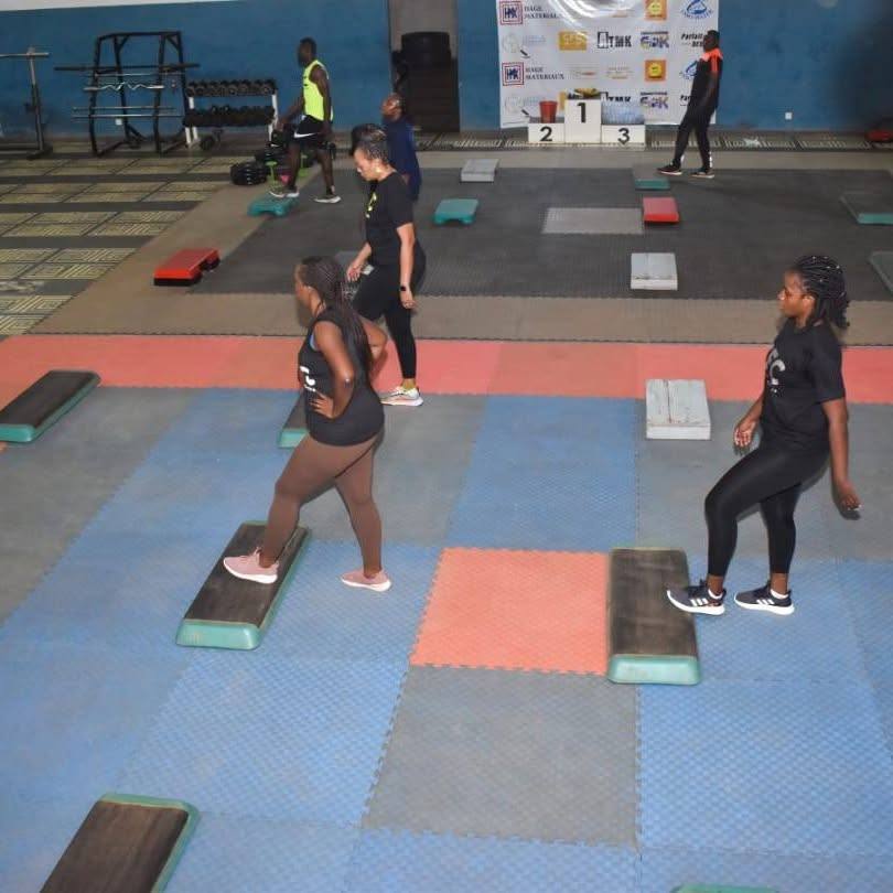 Séance d'entraînement au Centre Fitness chez Cissé, Cissin