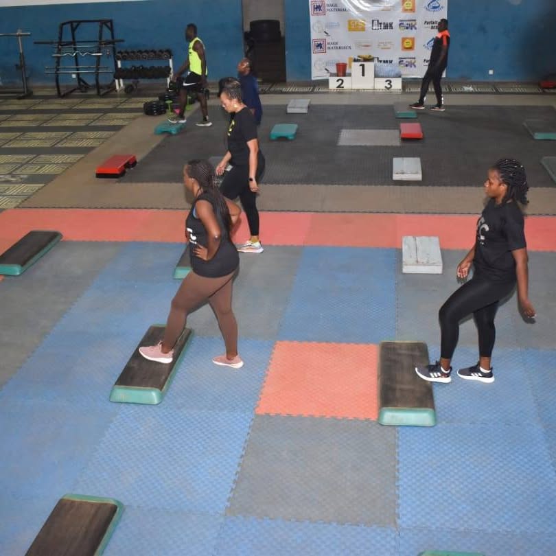 Séance d'entraînement au Centre Fitness chez Cissé, Cissin