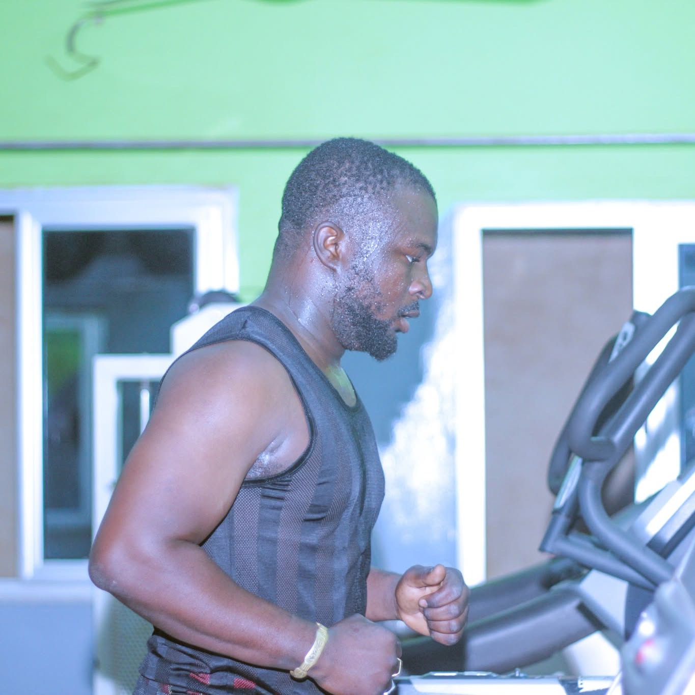 Séance d'entraînement au Centre Fitness chez Cissé, Cissin