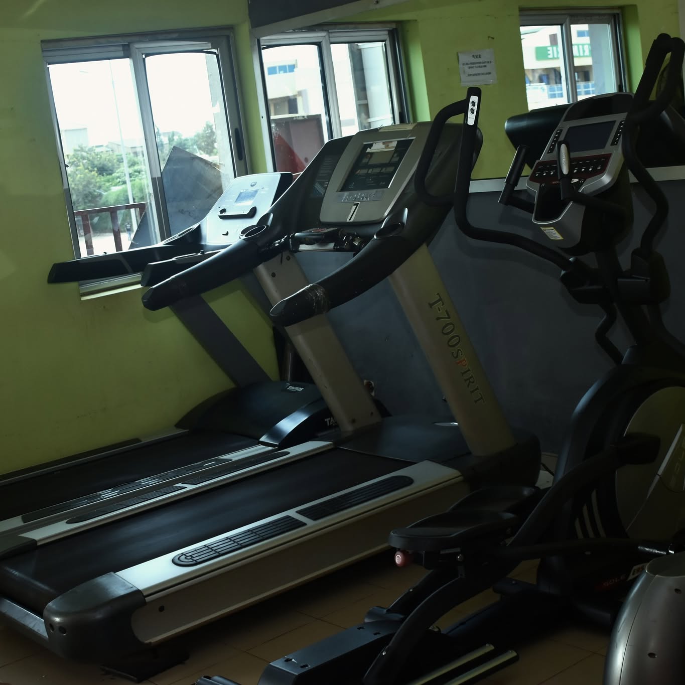 Espace cardio du Centre Fitness chez Cissé, tapis de course et vélos elliptiques