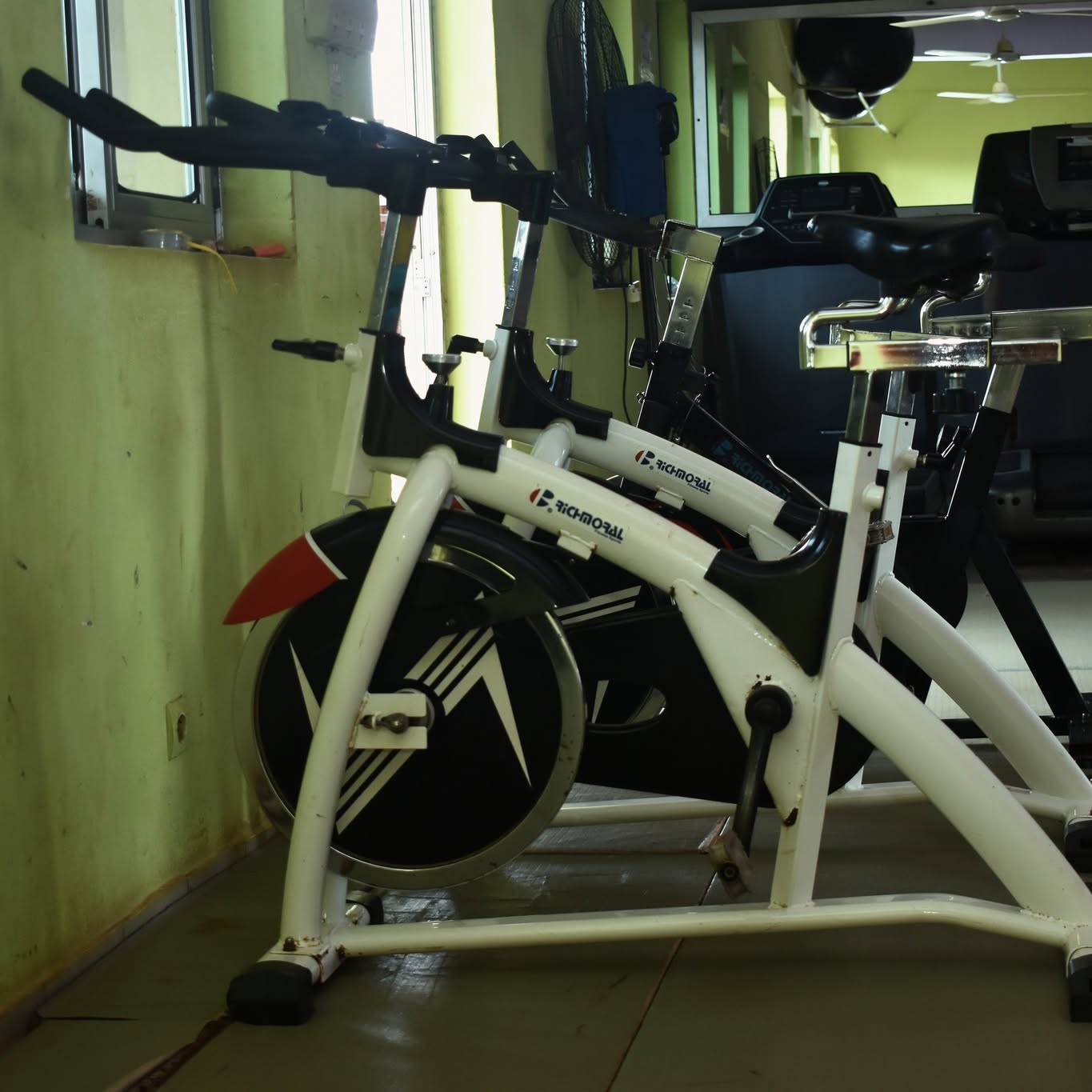 Vélos de spinning du Centre Fitness chez Cissé