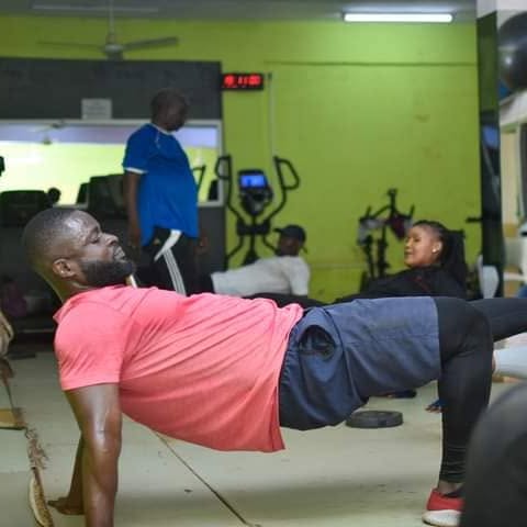 Séance d'entraînement au Centre Fitness chez Cissé, Cissin