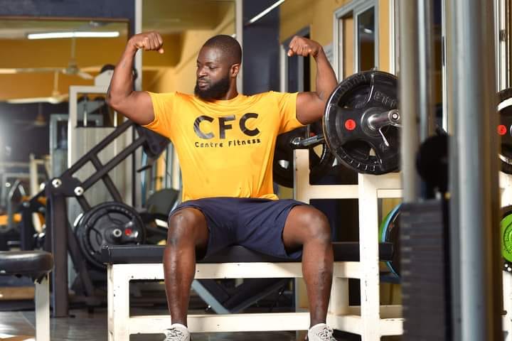 Séance d'entraînement au Centre Fitness chez Cissé, Cissin