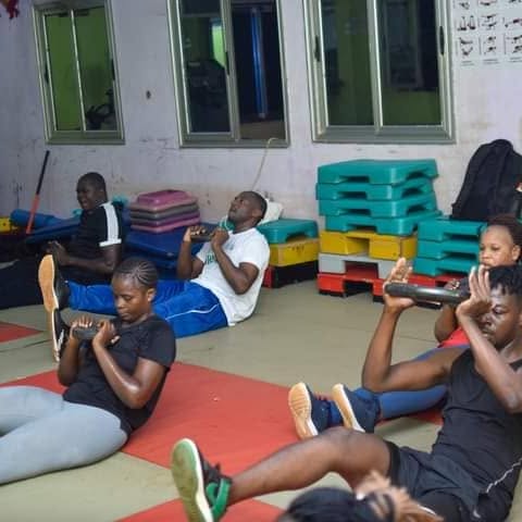 Séance d'entraînement au Centre Fitness chez Cissé, Cissin