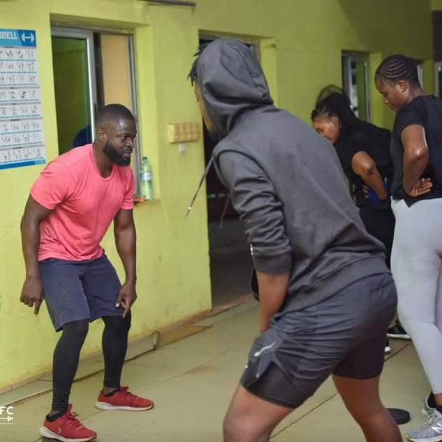 Séance d'entraînement au Centre Fitness chez Cissé, Cissin