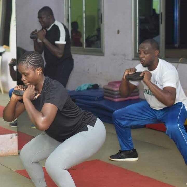 Séance d'entraînement au Centre Fitness chez Cissé, Cissin