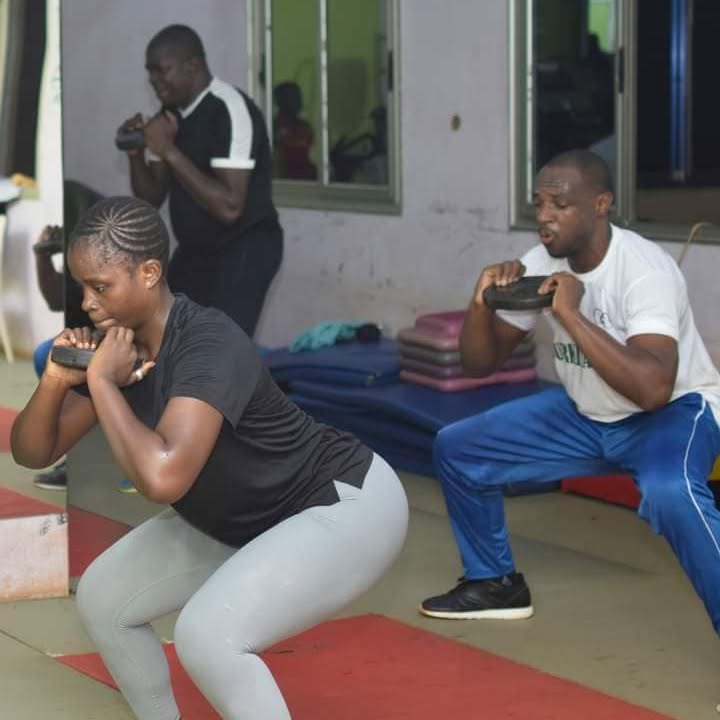 Séance d'entraînement au Centre Fitness chez Cissé, Cissin