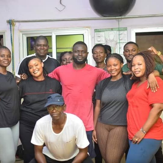 Séance d'entraînement au Centre Fitness chez Cissé, Cissin
